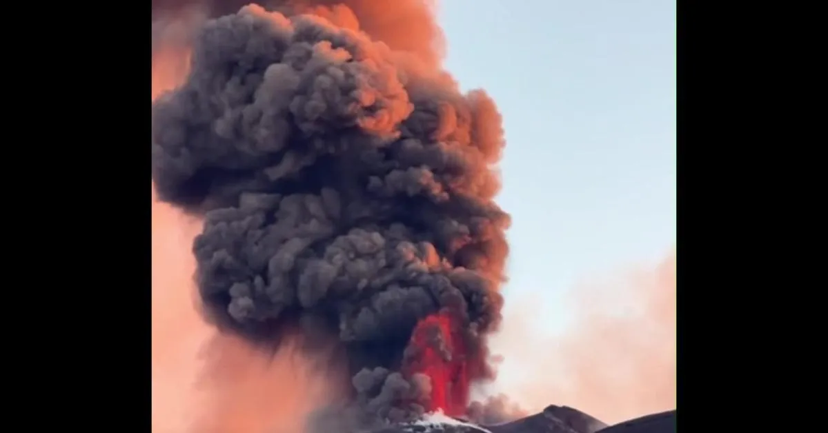 etna allerta rossa tremore vulcanico e nube eruttiva di cenere alta 4 chilometri operativo l aeroporto di catania video da Ilgiornaleditalia.it etna allerta rossa tremore vulcanico e nube eruttiva di cenere alta 4 chilometri operativo l aeroporto di catania video