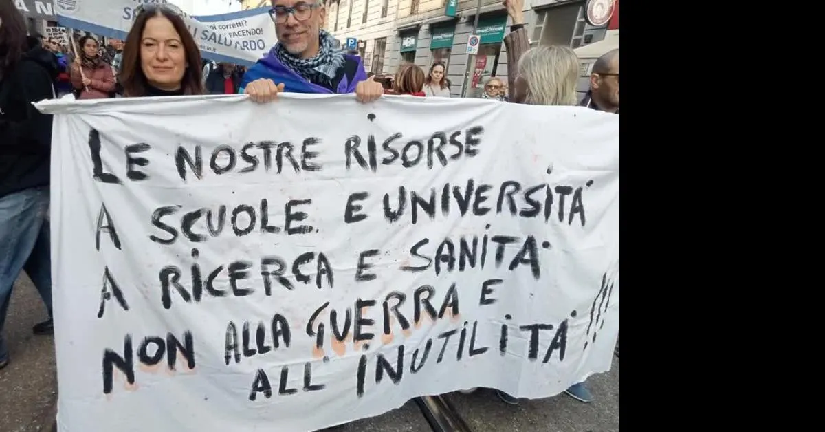 proteste 30 ottobre contro riarmo e caro vita a milano manifestazione pacifica con striscioni governo degli orrori video da Ilgiornaleditalia.it proteste 30 ottobre contro riarmo e caro vita a milano manifestazione pacifica con striscioni governo degli orrori video