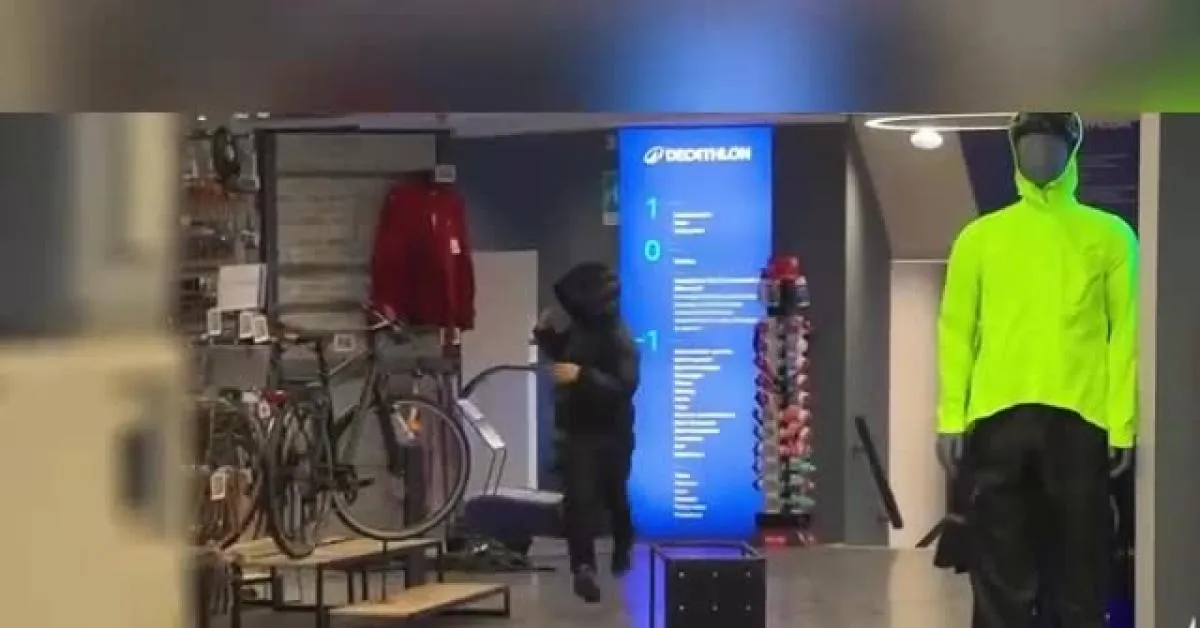 milano distrutta vetrina di decathlon in largo cairoli saccheggiate biciclette davanti alla folla incredula video da Ilgiornaleditalia.it milano distrutta vetrina di decathlon in largo cairoli saccheggiate biciclette davanti alla folla incredula video