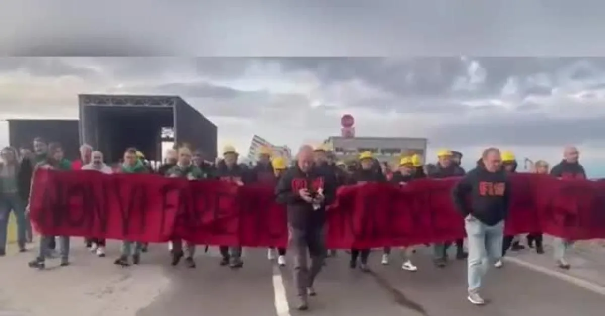 genova operai ex ilva occupano l8217aeroporto dopo la richiesta di cig dei commissari vogliamo lavorare video da Ilgiornaleditalia.it genova operai ex ilva occupano l8217aeroporto dopo la richiesta di cig dei commissari vogliamo lavorare video