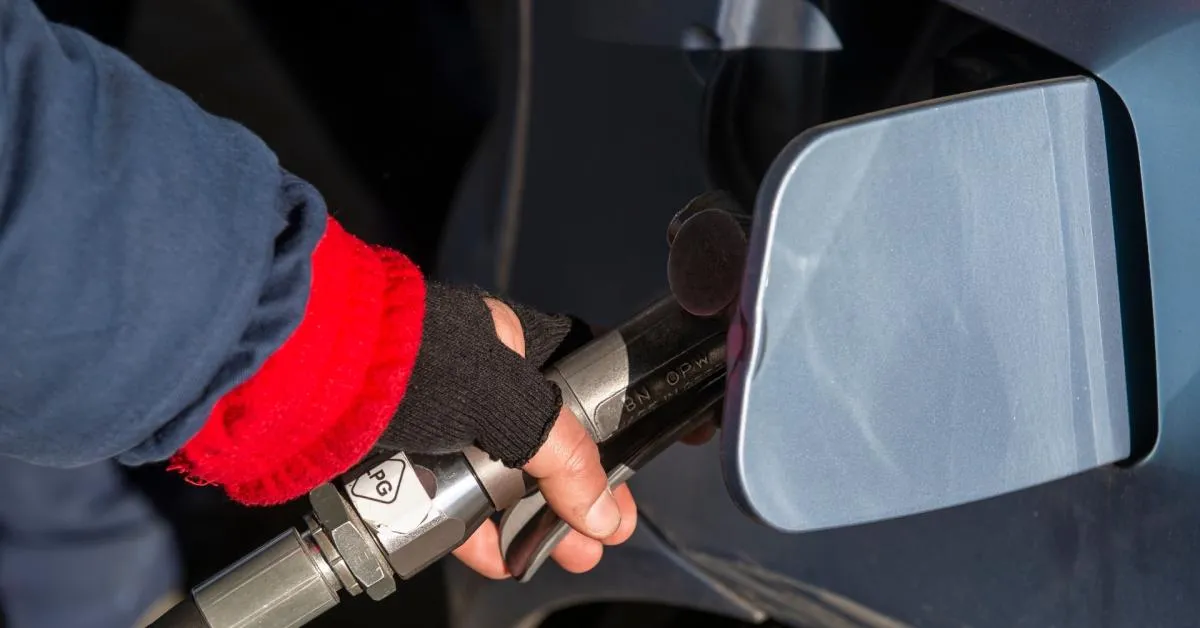 caro carburanti a bari svuotati 2 distributori di via fanelli dopo price cap eni a 8364199 per benzina e 8364219 per diesel
