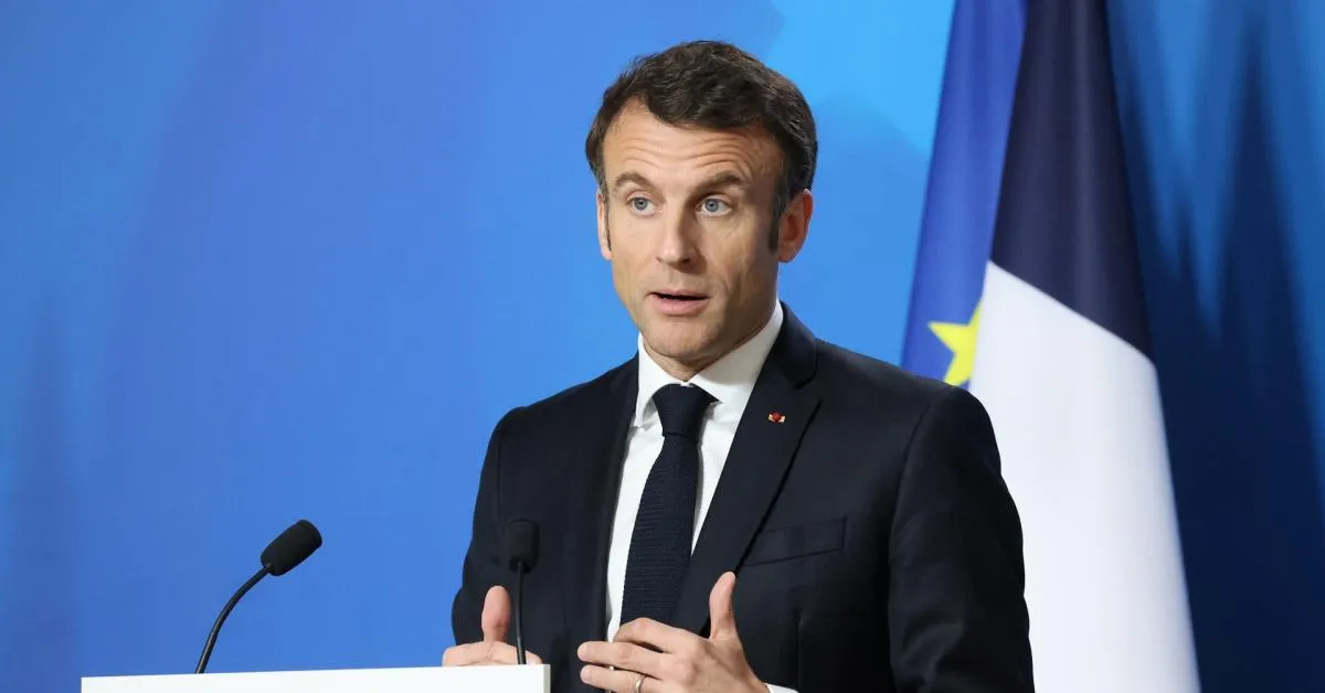 macron promette ordine alla francia ma parigi continua a bruciare quando il potere parla e la piazza non ascolta pi249