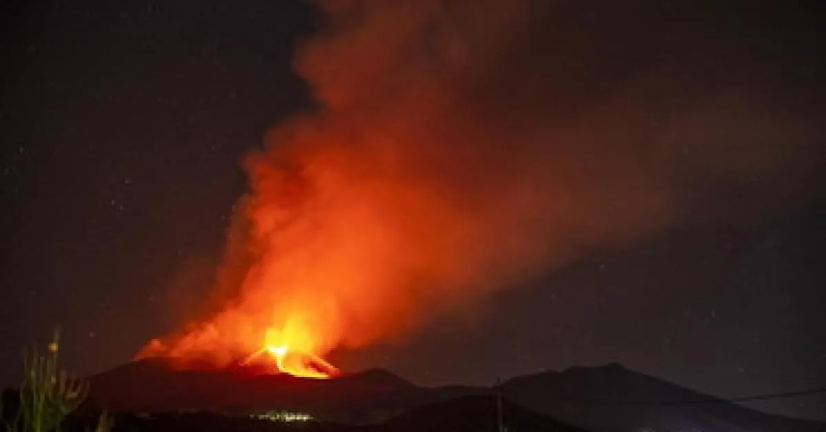 eruzione etna allerta rossa per cenere stop ai voli all aeroporto di catania fino alle 10 nube vulcanica alta 4 km