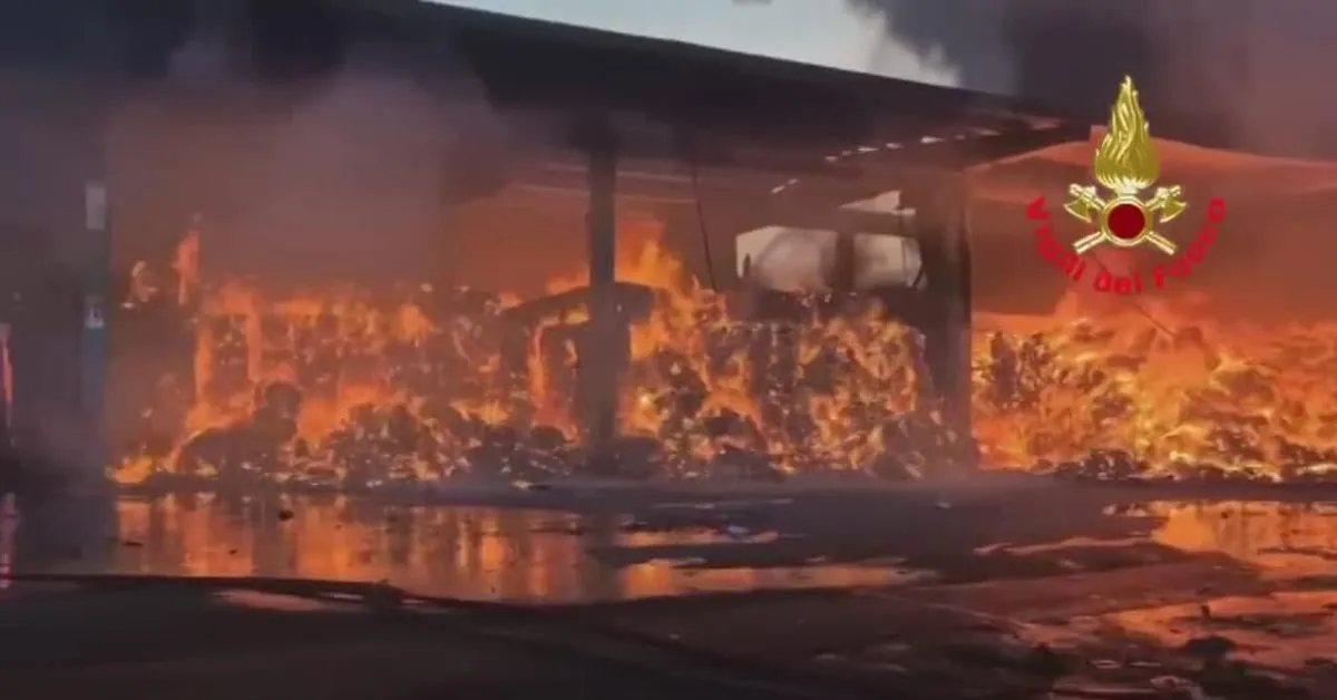 A2A, incendio a Novate Milanese nella piattaforma di Selezione e ...