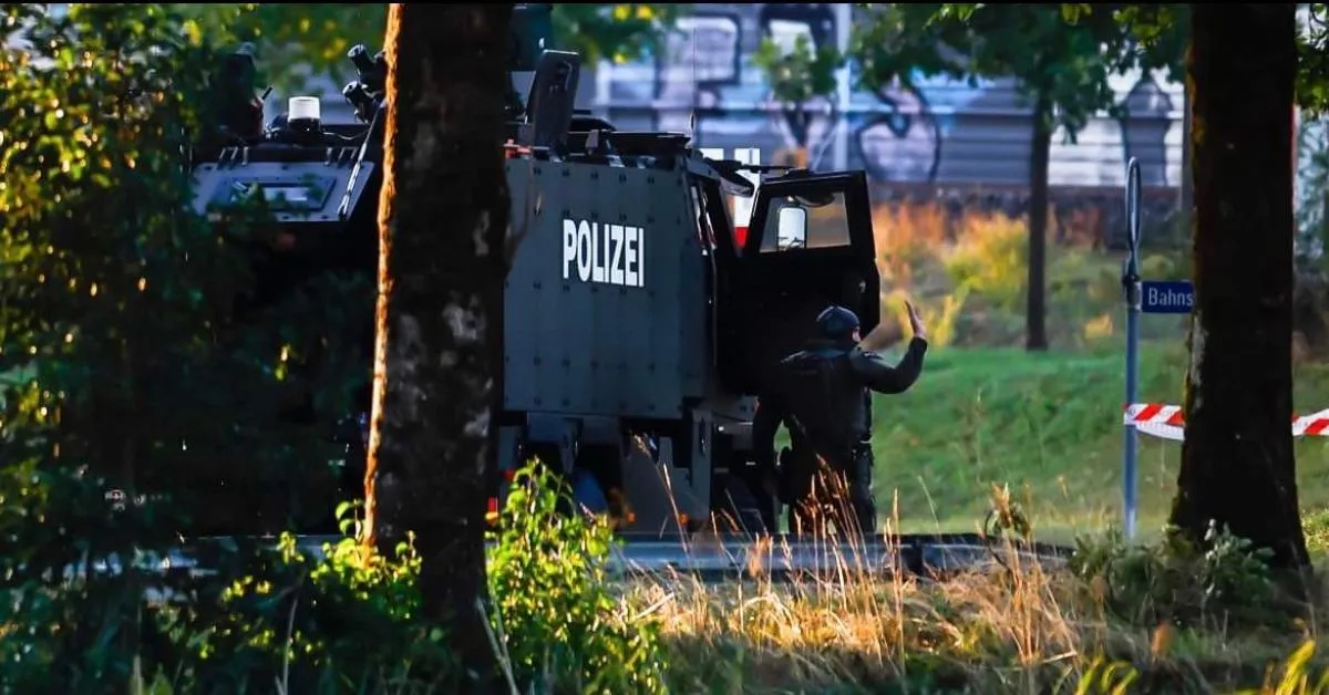 sparati al rave in svizzera sequestrato un arsenale al 43enne arrestato pistole beretta e baikal kalashnikov e munizioni