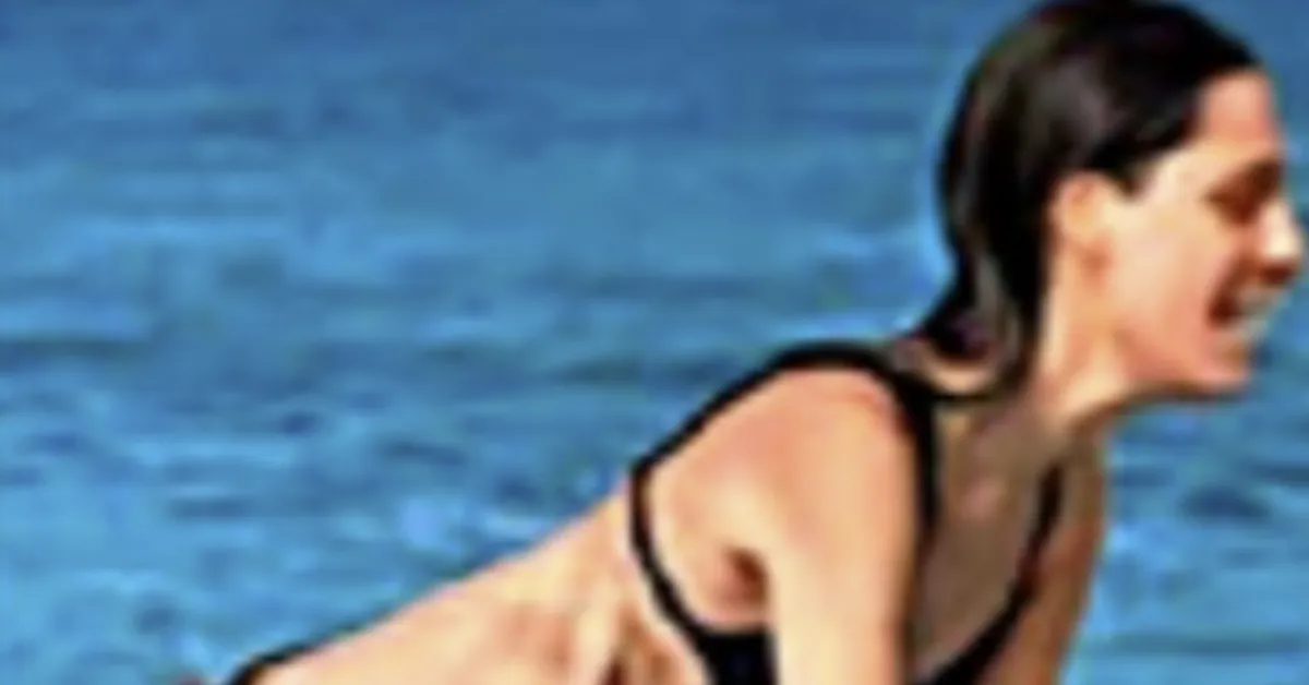 raoul bova e beatrice arnera giochi bollenti al mare tra le onde effusioni e sguardi complici coppia sempre pi249 affiatata