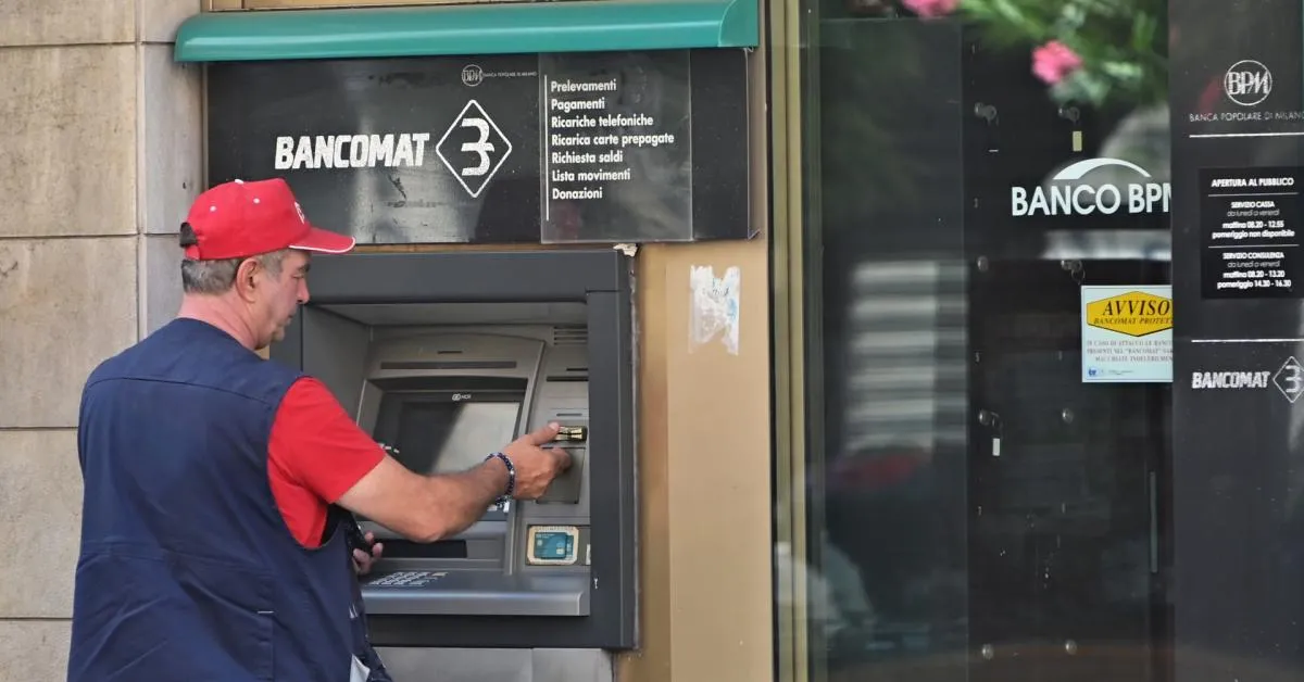cash trapping cos 232 e come funziona la nuova truffa al bancomat che blocca il denaro di chi sta prelevando da Ilgiornaleditalia.it cash trapping cos 232 e come funziona la nuova truffa al bancomat che blocca il denaro di chi sta prelevando