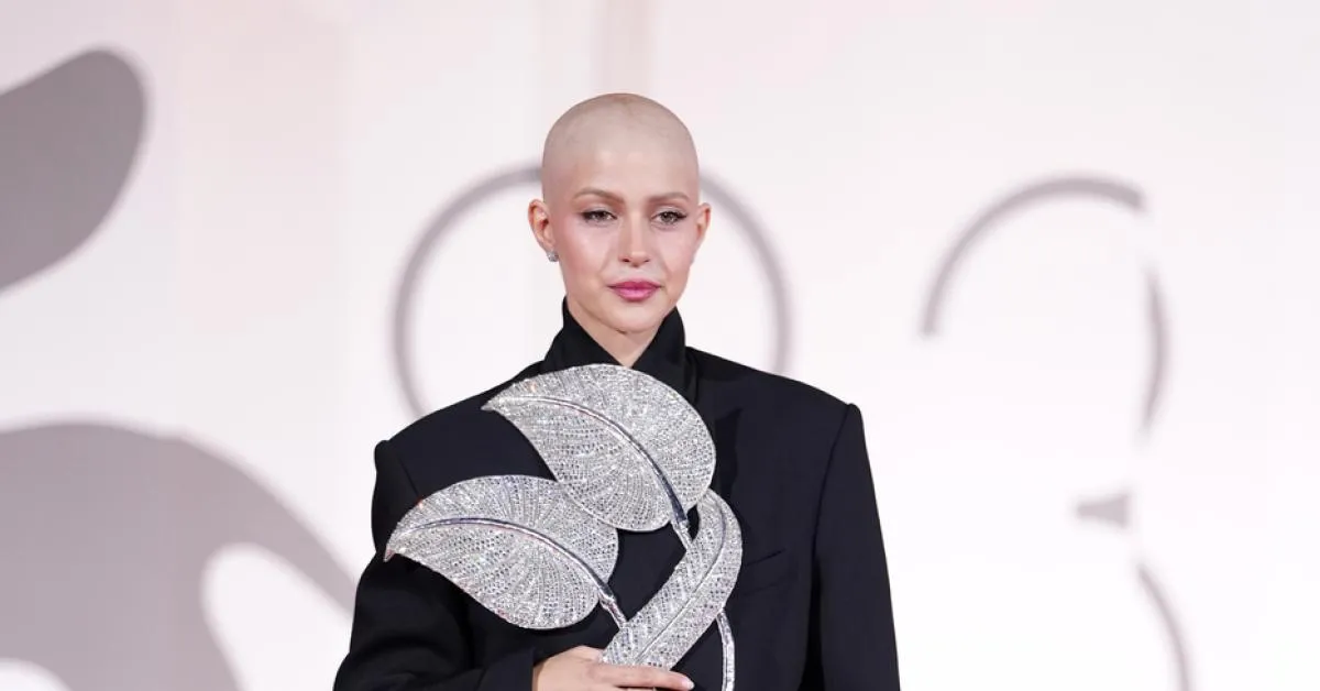 natalia paragoni a venezia 2026 con la testa rasata a causa della chemio per il linfoma di hodgkin e un completo nero
