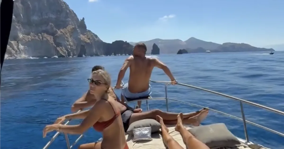 francesco totti e noemi bocchi in vacanza alle eolie con gli amici barca pranzo vista mare e tappa tra vulcano e lipari da Ilgiornaleditalia.it francesco totti e noemi bocchi in vacanza alle eolie con gli amici barca pranzo vista mare e tappa tra vulcano e lipari