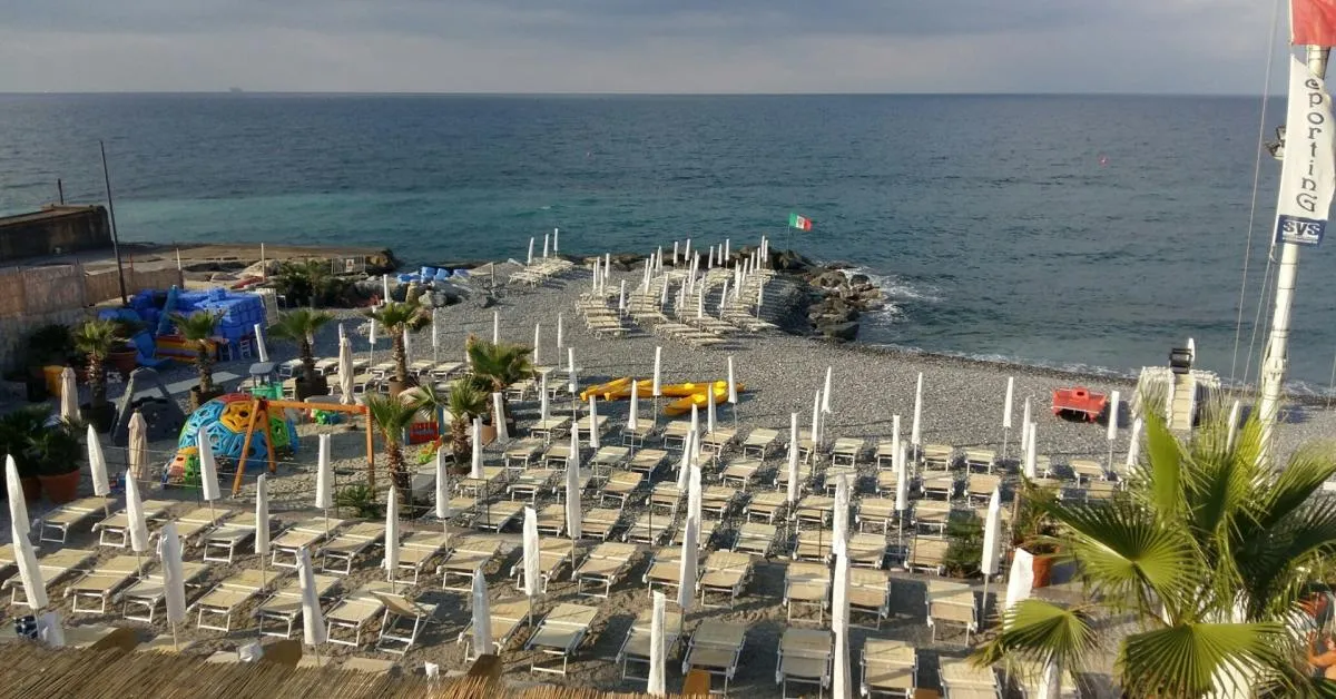 gare per gli stabilimenti balneari della liguria colossi a caccia delle spiagge ma i gestori storici non mollano