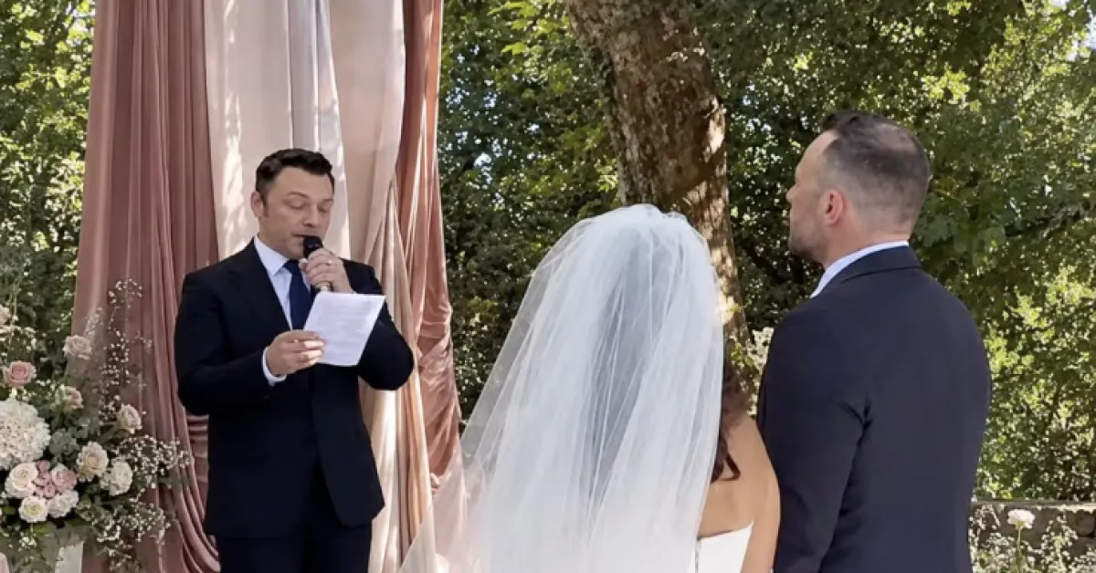tiziano ferro si emoziona al matrimonio del fratello flavio con alessia marone mentre legge una lettera agli sposi