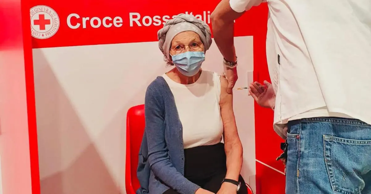 emma bonino si sottopone alla prima dose di vaccino covid astrazeneca necessario farlo sui social fattelo tu da Ilgiornaleditalia.it emma bonino si sottopone alla prima dose di vaccino covid astrazeneca necessario farlo sui social fattelo tu