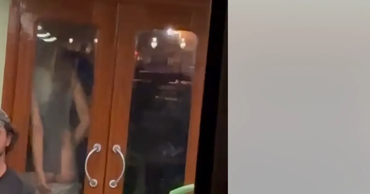 coppia fa sesso su un vaporetto dell actv a venezia rapporto consumato davanti alla porta a vetro della cabina a poppa video da Ilgiornaleditalia.it coppia fa sesso su un vaporetto dell actv a venezia rapporto consumato davanti alla porta a vetro della cabina a poppa video