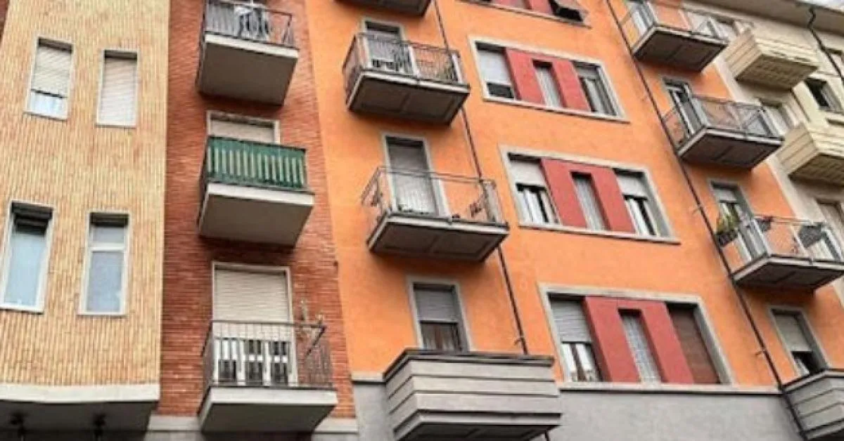 torino trovato cadavere di un uomo in appartamento fatto a pezzi e nascosto in sacchi neri vicino a dei coltelli video da Ilgiornaleditalia.it torino trovato cadavere di un uomo in appartamento fatto a pezzi e nascosto in sacchi neri vicino a dei coltelli video