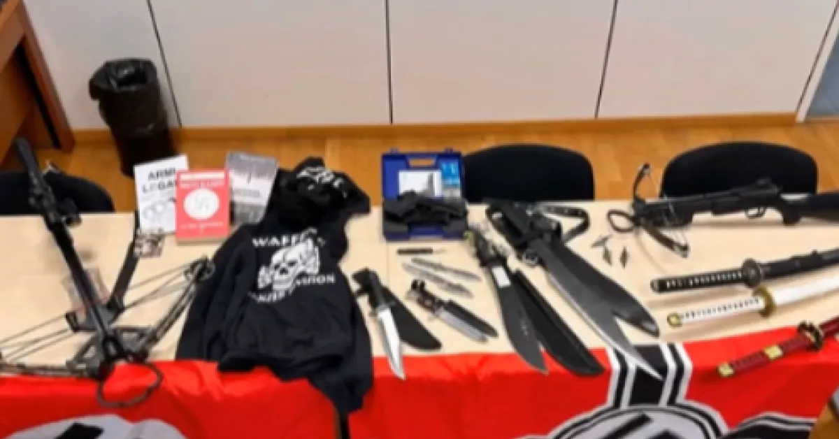trento arrestato 17enne suprematista bianco per detenzione di materiale per terrorismo in casa manuali per attentati e katane da Ilgiornaleditalia.it trento arrestato 17enne suprematista bianco per detenzione di materiale per terrorismo in casa manuali per attentati e katane