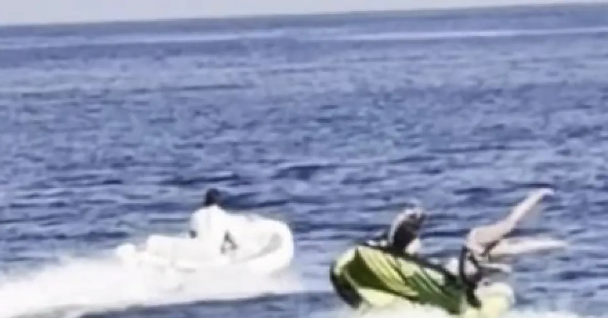 vanessa incontrada il video della caduta in acqua durante un gioco sul gommone a capri con tanto di rovesciata inattesa da Ilgiornaleditalia.it vanessa incontrada il video della caduta in acqua durante un gioco sul gommone a capri con tanto di rovesciata inattesa