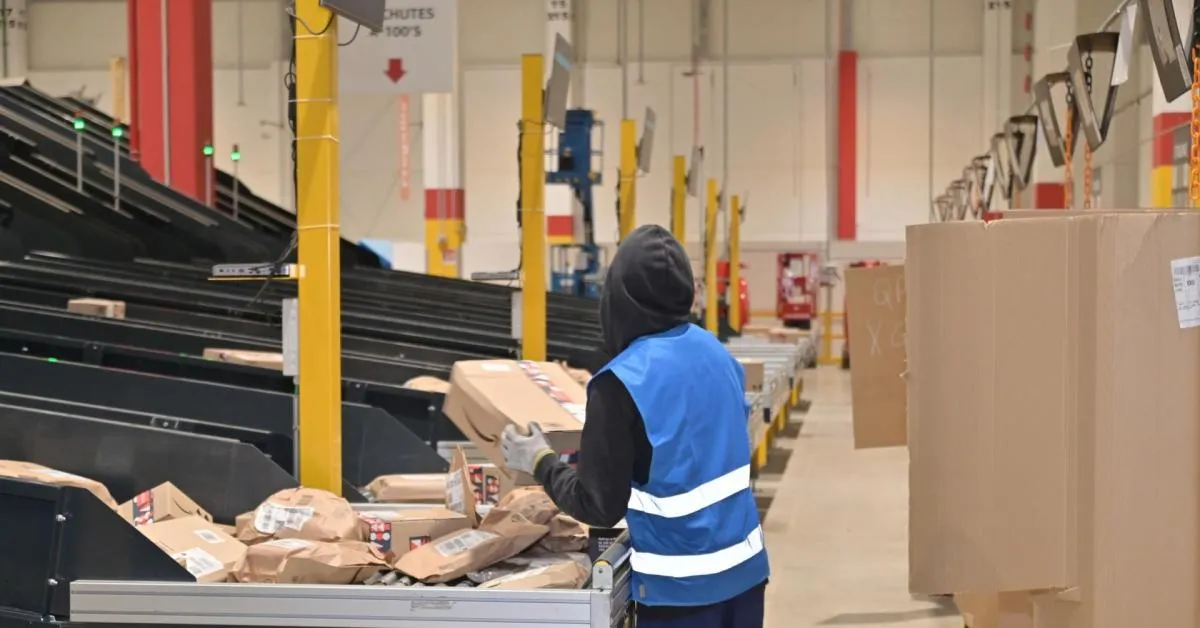 roma jacopo piras muore a 25 anni nel deposito amazon durante il turno di notte indagini sulle cause la cgil chiede chiarezza