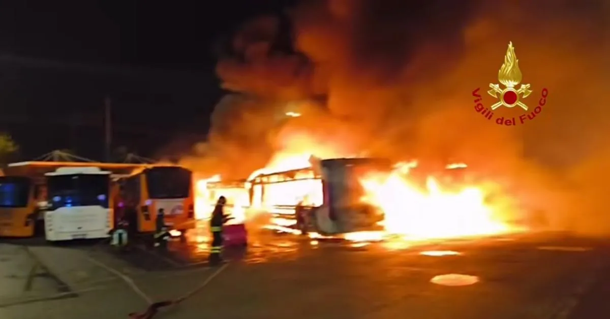 firenze incendio nel deposito di autolinee toscane 12 bus distrutti e 7 danneggiati possibili disagi al servizio urbano da Ilgiornaleditalia.it firenze incendio nel deposito di autolinee toscane 12 bus distrutti e 7 danneggiati possibili disagi al servizio urbano