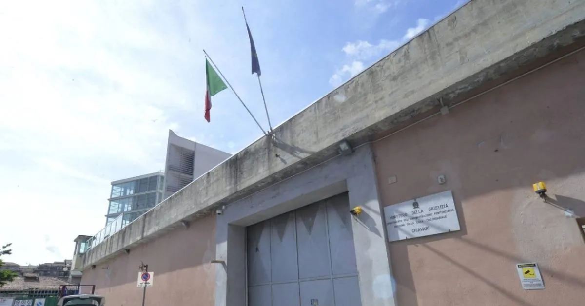 chiavari detenuto appicca il fuoco in carcere agenti penitenziari fanno irruzione nella cella ed evitano la tragedia da Ilgiornaleditalia.it chiavari detenuto appicca il fuoco in carcere agenti penitenziari fanno irruzione nella cella ed evitano la tragedia
