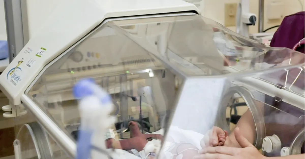 come sta il neonato abbandonato in un sacchetto a cinisello balsamo i medici respira da solo e beve dal biberon