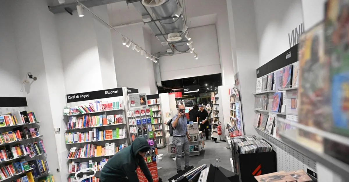 torino irruzione alla feltrinelli di porta nuova dopo gli scontri al corteo contro il carovita libri gettati a terra da Ilgiornaleditalia.it torino irruzione alla feltrinelli di porta nuova dopo gli scontri al corteo contro il carovita libri gettati a terra