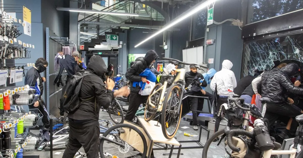 scontri a milano 200 arrestati dopo la guerriglia di cui l 80 minorenni meloni convoca riunione per l ordine pubblico da Ilgiornaleditalia.it scontri a milano 200 arrestati dopo la guerriglia di cui l 80 minorenni meloni convoca riunione per l ordine pubblico