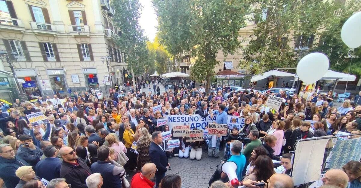 napoli in 500 a piazza vanvitelli dopo il pestaggio di un padre al vomero pi249 sicurezza presenti anche moglie e figlie da Ilgiornaleditalia.it napoli in 500 a piazza vanvitelli dopo il pestaggio di un padre al vomero pi249 sicurezza presenti anche moglie e figlie