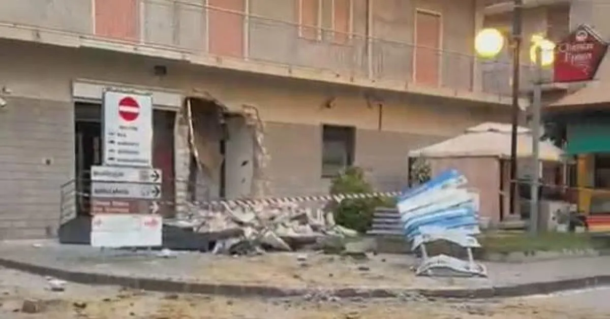 catenanuova rubati i bancomat delle uniche 2 banche con scavatori e muletti mezzi pesanti bloccano l8217accesso al paese da Ilgiornaleditalia.it catenanuova rubati i bancomat delle uniche 2 banche con scavatori e muletti mezzi pesanti bloccano l8217accesso al paese