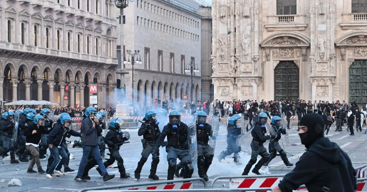 milano scontri al corteo studentesco contro il carovita circa 50 fermati quasi met224 minorenni e una ventina di feriti da Ilgiornaleditalia.it milano scontri al corteo studentesco contro il carovita circa 50 fermati quasi met224 minorenni e una ventina di feriti