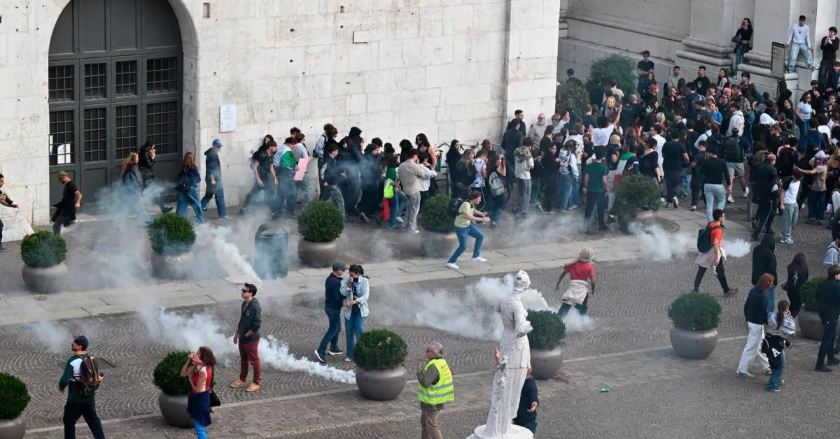 brescia oltre 2mila studenti in corteo contro il carovita scontri in piazza duomo due cariche della polizia e lacrimogeni da Ilgiornaleditalia.it brescia oltre 2mila studenti in corteo contro il carovita scontri in piazza duomo due cariche della polizia e lacrimogeni