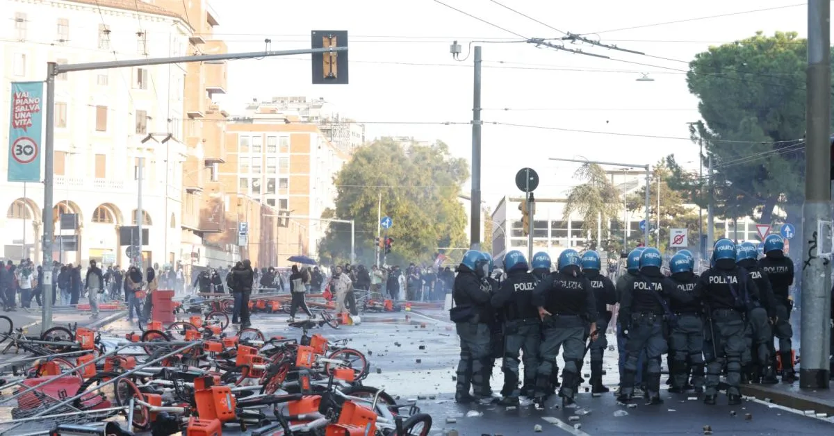 scontri a bologna dottorando insulta gli agenti dopo i 75 feriti il rettore inaccettabile bignami va cacciato dall8217ateneo da Ilgiornaleditalia.it scontri a bologna dottorando insulta gli agenti dopo i 75 feriti il rettore inaccettabile bignami va cacciato dall8217ateneo
