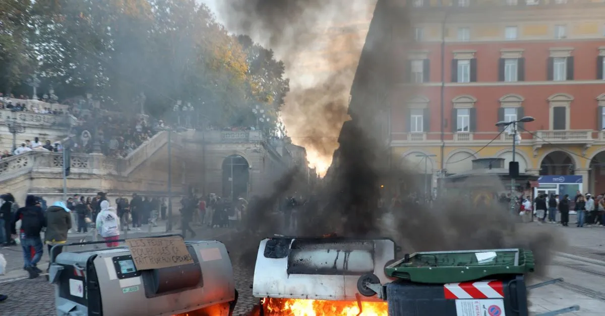 Bologna, scontri al corteo contro il carovita: 75 agenti feriti, 5 ...