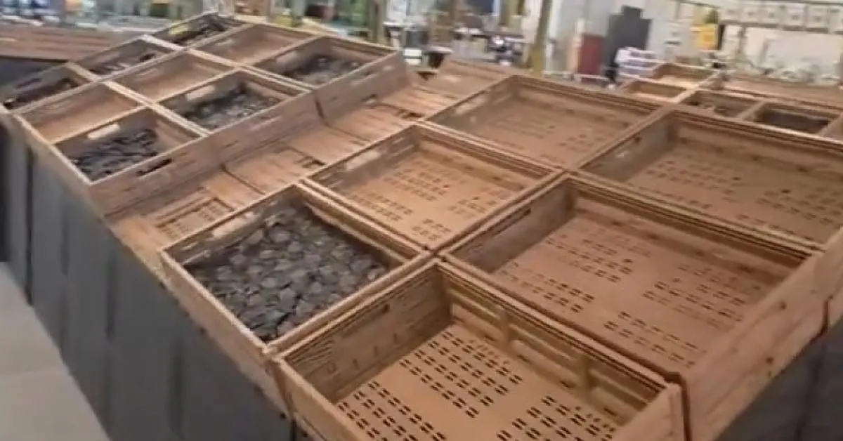 blocco tir al sud scaffali vuoti ai supermercati di campania calabria sicilia mancano frutta verdura carne farina video da Ilgiornaleditalia.it blocco tir al sud scaffali vuoti ai supermercati di campania calabria sicilia mancano frutta verdura carne farina video