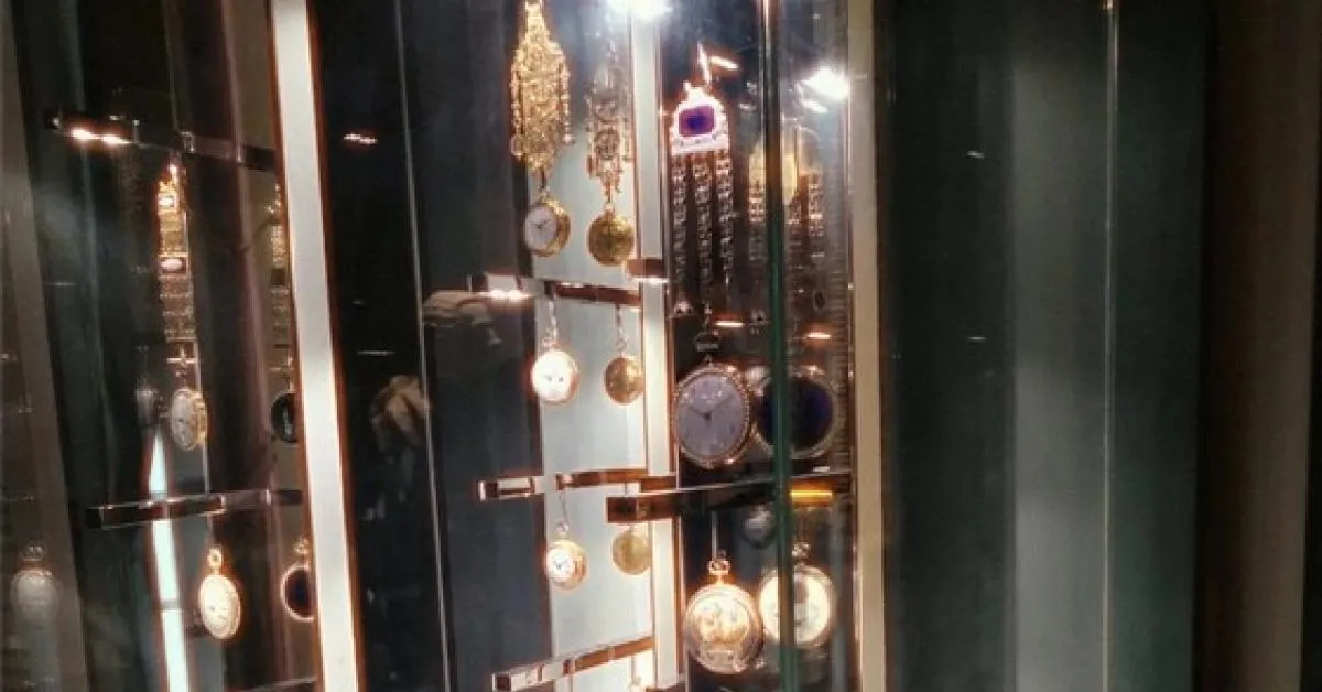 reggia di venaria rubati 26 orologi del 700 dal valore di 8364150mila ipotesi furto su commissione compiuto da professionisti