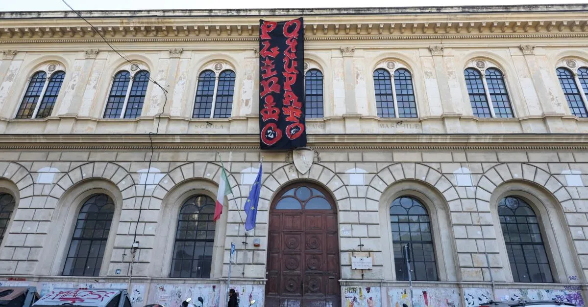 roma occupate 4 scuole e lezioni sospese proteste per gli edifici e contro il governo sciopero a oltranza a ostia