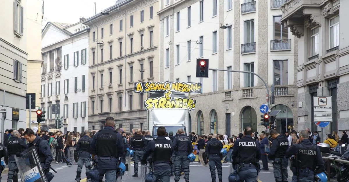 milano roma bologna e napoli in allerta per i cortei a sorpresa negozi blindati e perquisizioni in 18 citt224 da Ilgiornaleditalia.it milano roma bologna e napoli in allerta per i cortei a sorpresa negozi blindati e perquisizioni in 18 citt224
