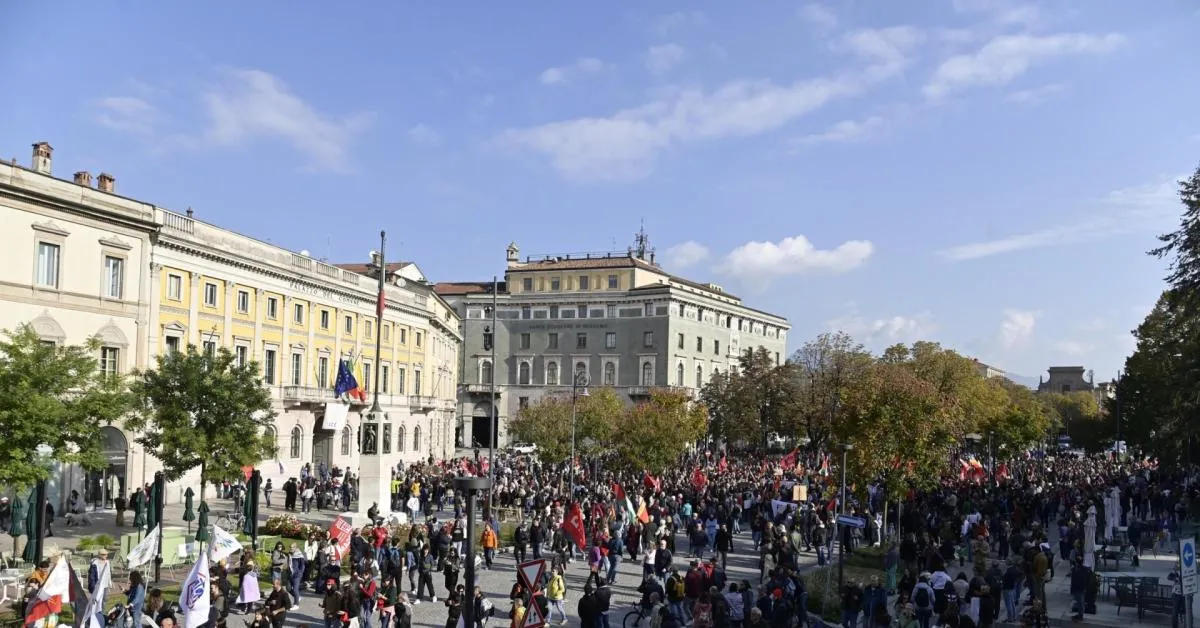 bergamo protesta degli studenti senza scontri 788 controlli e 2 minorenni denunciati in piazza circa 350 ragazzi da Ilgiornaleditalia.it bergamo protesta degli studenti senza scontri 788 controlli e 2 minorenni denunciati in piazza circa 350 ragazzi