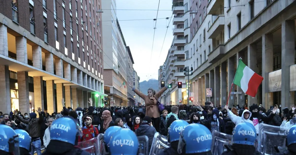 bologna scontri al corteo contro il carovita 17 interventi del 118 bus devastati e danni ai negozi del centro storico da Ilgiornaleditalia.it bologna scontri al corteo contro il carovita 17 interventi del 118 bus devastati e danni ai negozi del centro storico