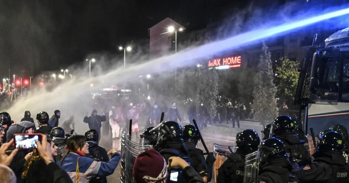 torino scontri al corteo contro il riarmo pietre e bottiglie verso la polizia 302 identificati e sei indagati da Ilgiornaleditalia.it torino scontri al corteo contro il riarmo pietre e bottiglie verso la polizia 302 identificati e sei indagati