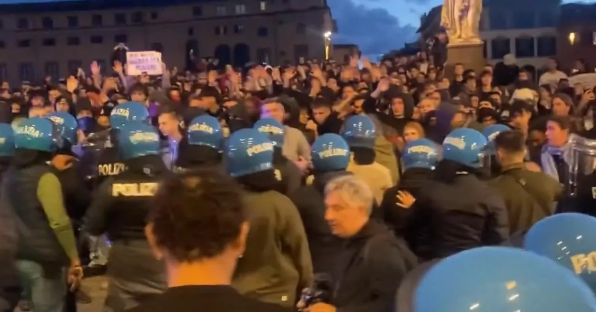 firenze scontri al corteo con oltre mille persone cariche sul ponte santa trinita in 150 bloccano la tramvia da Ilgiornaleditalia.it firenze scontri al corteo con oltre mille persone cariche sul ponte santa trinita in 150 bloccano la tramvia