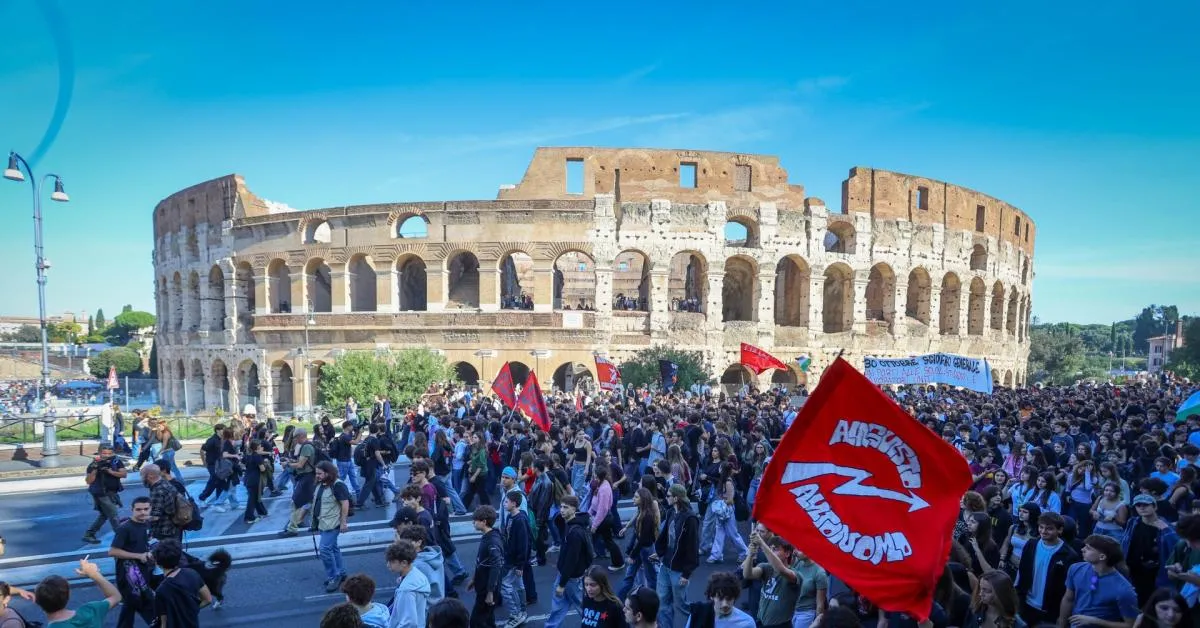 cortei colosseo occupato da 50 incappucciati scontri al quirinale in italia 4200 identificati 9 arresti e 87 denunciati