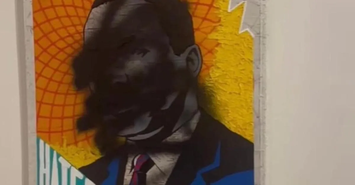 roma 3 incappucciati immobilizzano il gallerista e imbrattano le opere di laika con spray nero l8217artista 232 sotto choc da Ilgiornaleditalia.it roma 3 incappucciati immobilizzano il gallerista e imbrattano le opere di laika con spray nero l8217artista 232 sotto choc