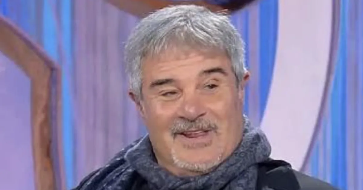 pino insegno il racconto del ritocco al collo per togliere la pappagorgia con il laser ecco perch233 si 232 presentato in tv con la sciarpa