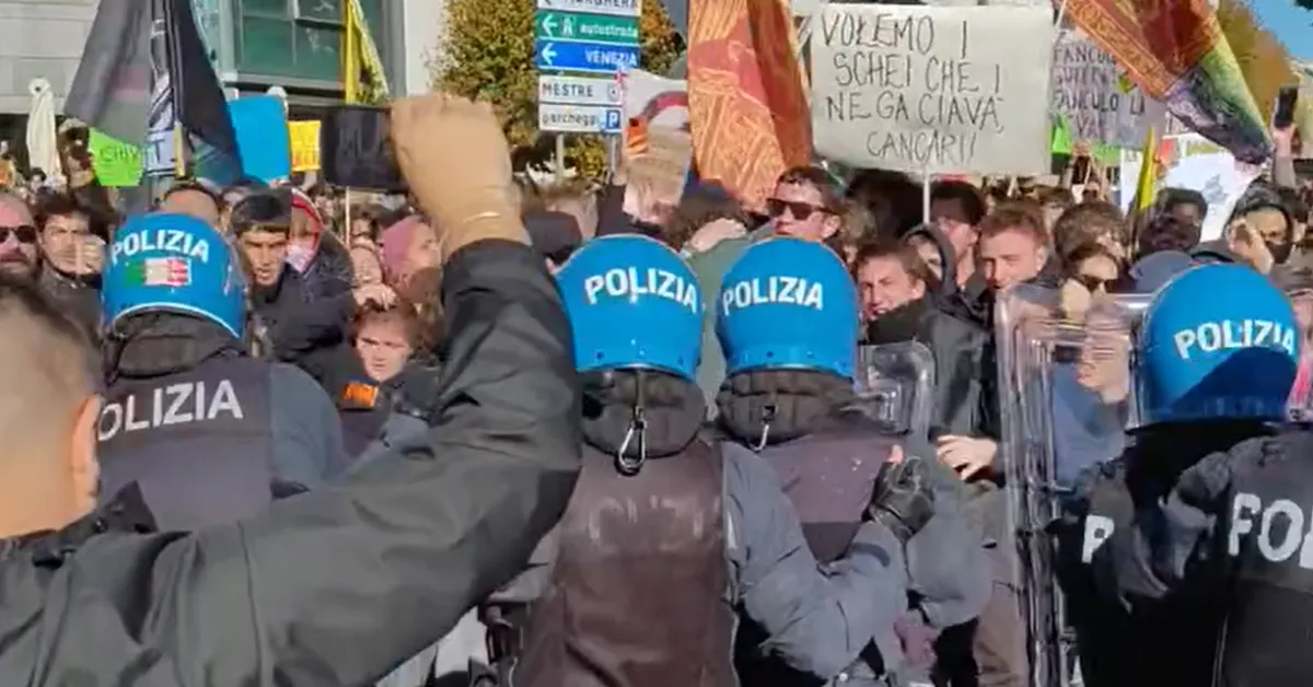 proteste 30 ottobre contro riarmo e caro vita a mestre scontri tra polizia e manifestanti 7 agenti feriti lievi video da Ilgiornaleditalia.it proteste 30 ottobre contro riarmo e caro vita a mestre scontri tra polizia e manifestanti 7 agenti feriti lievi video
