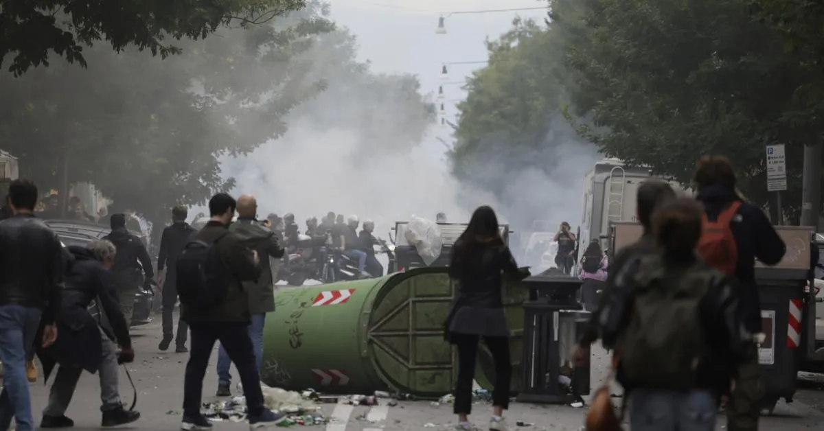 proteste 30 ottobre contro riarmo e caro vita cortei in 70 citt224 tra scontri e blocchi a roma 8 fermati e 350 identificati da Ilgiornaleditalia.it proteste 30 ottobre contro riarmo e caro vita cortei in 70 citt224 tra scontri e blocchi a roma 8 fermati e 350 identificati