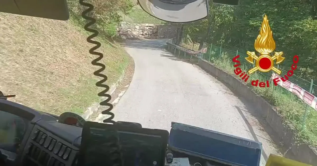 brescia tragedia al rally 1000 miglia auto esce di strada durante la prova morto travolto spettatore 63enne video da Ilgiornaleditalia.it brescia tragedia al rally 1000 miglia auto esce di strada durante la prova morto travolto spettatore 63enne video