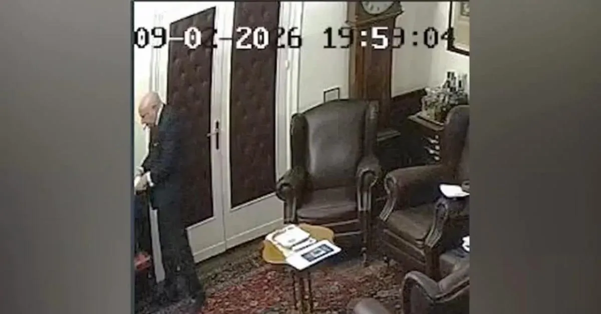 caso armao le foto di soldi nascosti nel pendolo e mazzette in auto in un intercettazione mettili qua nel sacco d immondizia da Ilgiornaleditalia.it caso armao le foto di soldi nascosti nel pendolo e mazzette in auto in un intercettazione mettili qua nel sacco d immondizia