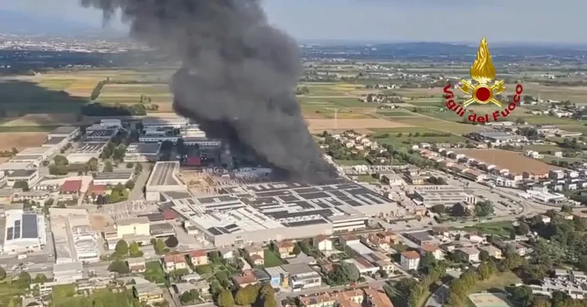 vicenza vasto incendio alla deroma di malo rogo divampato in uno dei capannoni colonna di fumo alta 100 metri video da Ilgiornaleditalia.it vicenza vasto incendio alla deroma di malo rogo divampato in uno dei capannoni colonna di fumo alta 100 metri video