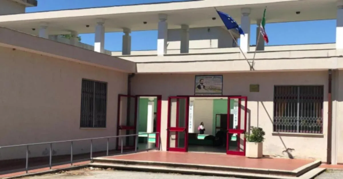 lamezia terme 14enne pianifica aggressione con coltello alla docente di italiano per vendicarsi della bocciatura arrestato video da Ilgiornaleditalia.it lamezia terme 14enne pianifica aggressione con coltello alla docente di italiano per vendicarsi della bocciatura arrestato video