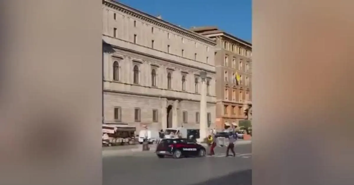 roma volante dei carabinieri lanciata a tutta velocit224 investe un collega impegnato nell arresto di un uomo il video virale da Ilgiornaleditalia.it roma volante dei carabinieri lanciata a tutta velocit224 investe un collega impegnato nell arresto di un uomo il video virale